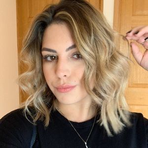 Meet your Posher, Simona